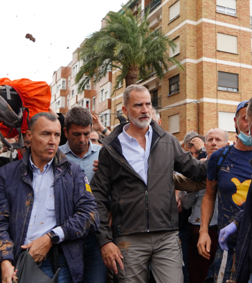 Vua Felipe VI (giữa) trong chuyến thăm thị trấn Paiporta hôm 3/11. Ảnh: AFP