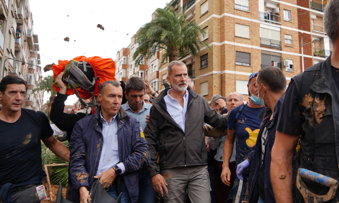 Vua Felipe VI (giữa) trong chuyến thăm thị trấn Paiporta hôm 3/11. Ảnh: AFP