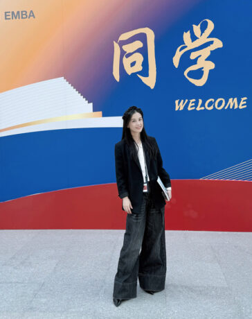 Huỳnh Thánh Y ở lễ khai giảng hôm 3/11. Ảnh: Weibo/Huang Shengyi