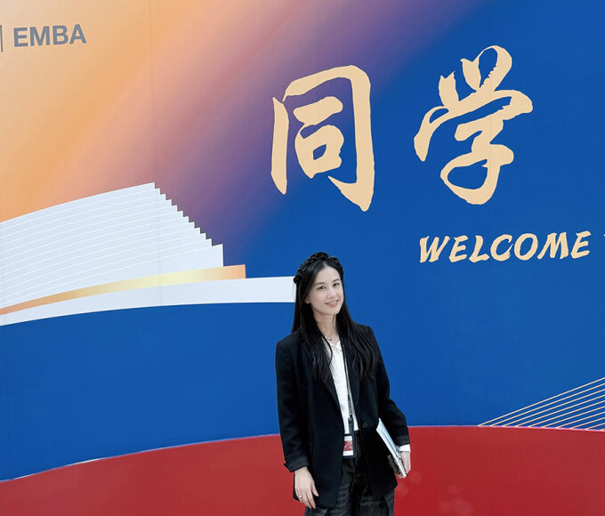 Huỳnh Thánh Y ở lễ khai giảng hôm 3/11. Ảnh: Weibo/Huang Shengyi