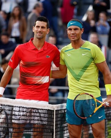 Nadal (phải) và Djokovic trong trận tứ kết Roland Garros 2022, trên sân Philippe Chatrier, Paris. Ảnh: Reuters