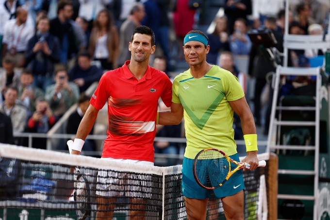 Nadal (phải) và Djokovic trong trận tứ kết Roland Garros 2022, trên sân Philippe Chatrier, Paris. Ảnh: Reuters