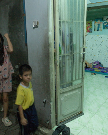 Người lao động ở khu trọ của bà Trang trên đường Phạm Văn Chiêu, Gò Vấp. Ảnh: Thanh Tùng