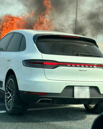 Ôtô Porsche cháy rụi sau va chạm trên cao tốc Hà Nội - Hải Phòng. Ảnh: Lê Tân