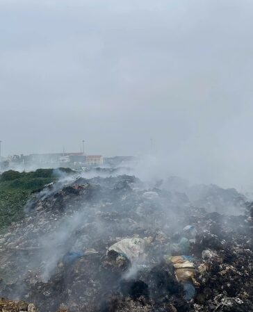 Bãi rác ở phường Hiến Thành, thị xã Kinh Môn, Hải Dương tạo khói độc suốt một tuần bay sang địa bàn TP Hải Phòng. Ảnh Lê Tân