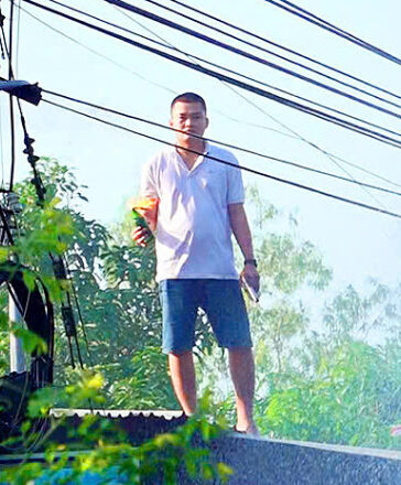 Lê Phước Hoàng, 25 tuổi, con bà Nhan cố thủ trên nóc nhà cùng chay bom xăng tấn công lực lượng làm nhiệm vụ. Ảnh: Tiến Tầm