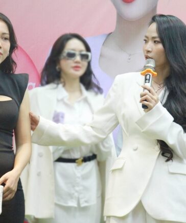 Chuyên gia phong cách Dương Vy tư vấn cho Thanh Nhàn nên ăn mặc như thế nào để tốt khoe xấu che, tại workshop Biến hình phong cách nơi công sở ở Hà Nội hôm 15/11. Ảnh: Phan Dương