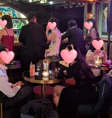 Người độc thân tham dự buổi hẹn hò, trong một quán bar ở phố cổ, Hà Nội, tối 22/11. Ảnh: Clique