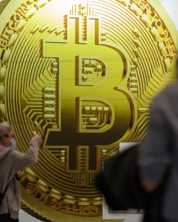 Một biển quảng cáo Bitcoin. Ảnh: Bloomberg