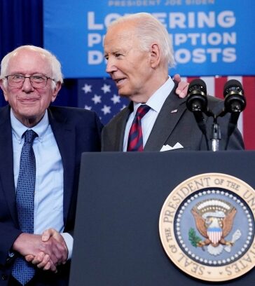Thượng nghị sĩ Bernie Sanders (trái) và Tổng thống Mỹ Joe Biden tại New Hampshire ngày 22/10. Ảnh: Reuters