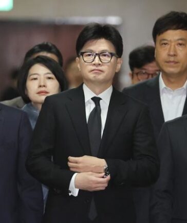 Lãnh đạo đảng Quyền lực Nhân dân Han Dong-hoon (giữa)