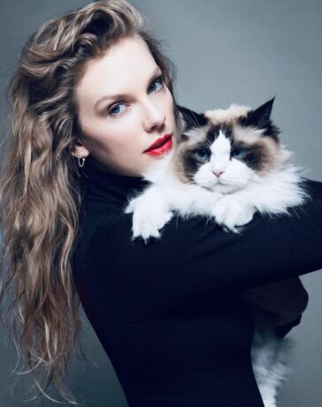 Taylor Swift chụp hình cùng Benjamin - một trong ba mèo cưng của ca sĩ. Ảnh: Instagram Taylor Swift