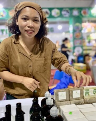 Chị Bùi Thị Thủy ở hội chợ quận 10, TP HCM, chiều 30/9. Ảnh: Ngọc Ngân