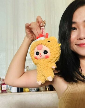 Chị Minh Hiếu bên mẫu Baby Three đầu tiên khui được. Ảnh nhân vật cung cấp