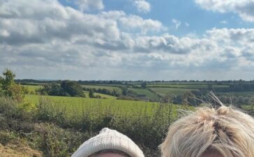 Ellen DeGeneres (trái) và Portia de Rossi kỷ niệm 20 năm yêu nhau tại nhà mới ở Anh. Ảnh: Instagram Ellen DeGeneres