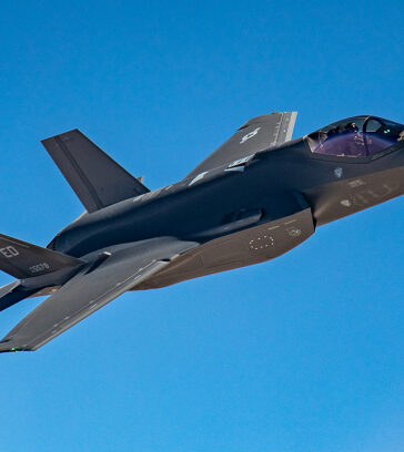 Tiêm kích F-35 bay trên căn cứ không quân Edwards ở bang California, Mỹ tháng 5/2023. Ảnh: USAF