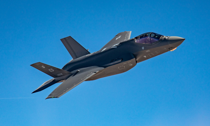 Tiêm kích F-35 bay trên căn cứ không quân Edwards ở bang California, Mỹ tháng 5/2023. Ảnh: USAF