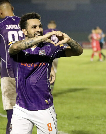 Wellington Nem mừng bàn thắng giúp Bình Dương thắng TP HCM 3-0 vòng 4 V-League 2024-2025, tối 4/10. Ảnh:Đức Đồng