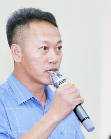 Trưởng thôn Xuân Hòa (xã Vân Hòa) Phạm Tiến Vinh phát biểu tại buổi tiếp xúc cử tri chiều 5/12. Ảnh: Hoàng Phong