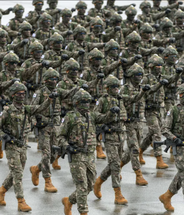 Hàn Quốc yêu cầu tất cả nam giới có đủ sức khỏe phải phục vụ trong quân đội ít nhất 18 tháng. Ảnh: Telegraph