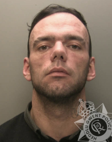 Ảnh hồ sơ truy nã của George do cảnh sát chụp và bị Goerge chê xấu. Ảnh: Gwent Police