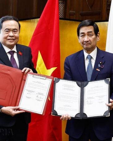 Ông Trần Thanh Mẫn và ông Sekiguchi Masakaru ký thoả thuận hợp tác giữa Quốc hội Việt Nam và Thuợng viện Nhật Bản. Ảnh: Doãn Tấn