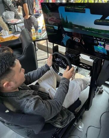 Với game giả lập lái xe tại Triển lãm, người chơi sẽ có cảm giác như đang vẫn hành một chiếc xe thực thụ.