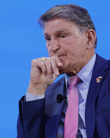 Thượng nghị sĩ Joe Manchin trong một sự kiện ở Washington, Mỹ hồi tháng 3. Ảnh: AFP