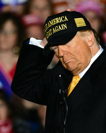 Ông Donald Trump tại một sự kiện vận động tranh cử ở Michigan hồi tháng 10. Ảnh: AFP