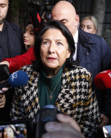Tổng thống Gruzia Salome Zurabishvili trả lời báo chí tại thủ đô Tbilisi hồi tháng 10. Ảnh: AFP
