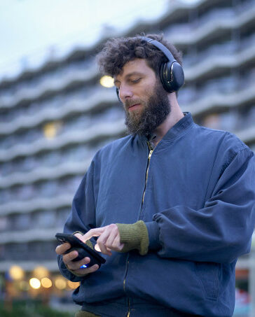 Một người đàn ông dùng smartphone ở Bỉ, tháng 11. Ảnh: AFP