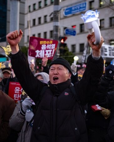 Người dân biểu tình ở Seoul, Hàn Quốc ngày 14/12. Ảnh: AFP
