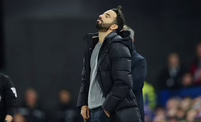 HLV Ruben Amorim thất vọng trong trận Man Utd hòa Ipswich Town trên sân Portman Road, vòng 12 Ngoại hạng Anh ngày 24/11/2024. Ảnh: AP