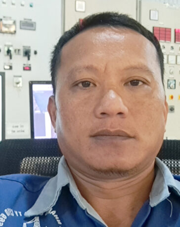 Ông Hoàng Đình Trà làm việc tại nhà máy thủy điện. Ảnh: Nhân vật cung cấp