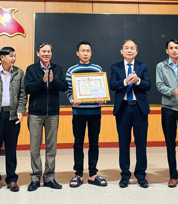 Anh Bùi Thanh Tài nhận giấy khen sáng 16/12. Ảnh: Lê Dân