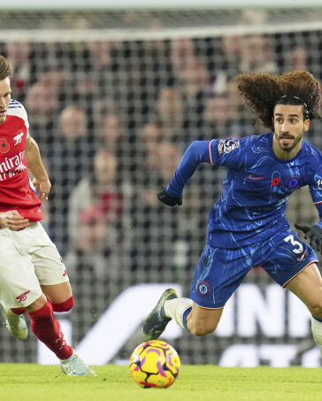 Tiền vệ Martin Odegaard (trái, Arsenal) tranh chấp với Marc Cucurella (Chelsea) trong trận hòa 1-1 ở vòng 11 Ngoại hạng Anh trên sân Stamford Bridge ngày 10/11/2024. Ảnh: AP