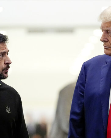 Tổng thống Ukraine Volodymyr Zelensky (trái) và Tổng thống đắc cử Mỹ Donald Trump tại Tháp Trump ở New York ngày 27/9. Ảnh: AP