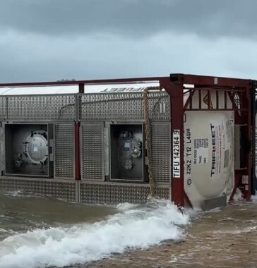 Ba bồn chứa khí trôi dạt vào bờ biển xã Bình Trị, huyện Bình Sơn, ngày 24/11. Ảnh:Văn Tánh