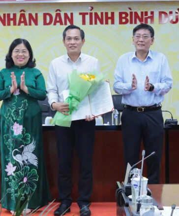 Lãnh đạo UBND tỉnh trao quyết định thành lập TTPVHCC tỉnh