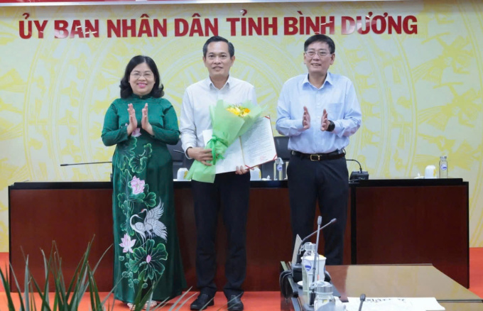Lãnh đạo UBND tỉnh trao quyết định thành lập TTPVHCC tỉnh