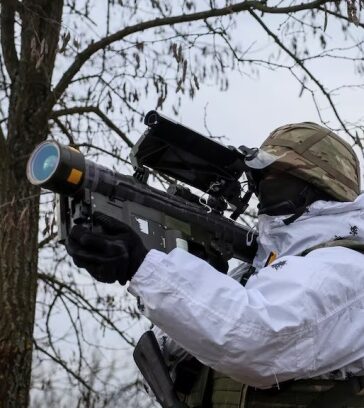 Quân nhân Ukraine dùng tên lửa Stinger trong cuộc tập trận ở Rivne hồi tháng 2/2023. Ảnh: Reuters