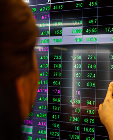 Nhà đầu tư đang theo dõi bảng điện trong một phiên chứng khoán tăng điểm mạnh hồi tháng 10/2024. Ảnh: An Khương