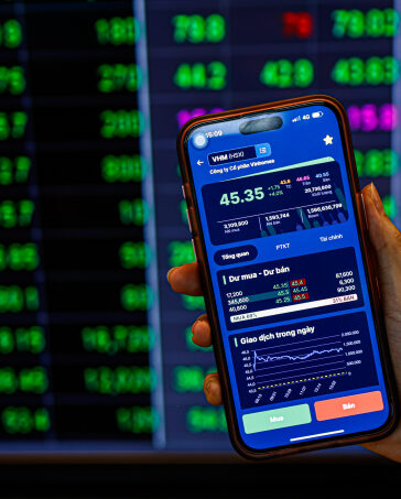 Nhà đầu tư đang theo dõi diễn biến giá cổ phiếu Vinhomes ngày 14/10. Ảnh: An Khương