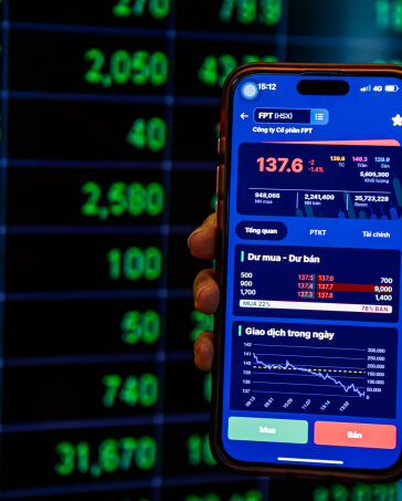 Nhà đầu tư đang theo dõi cổ phiếu FPT trong một phiên giảm hồi tháng 10/2024. Ảnh: An Khương