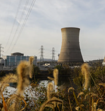 Tháp làm mát tại nhà máy điện hạt nhân Three Mile Island ở Middletown, bang Pennsylvania, 30/10/2024. Ảnh: CNBC