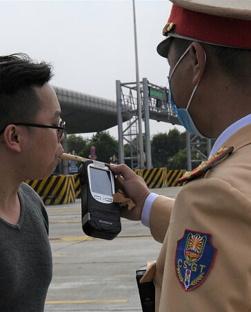 Cảnh sát giao thông kiểm tra nồng độ cồn. Ảnh: G.C