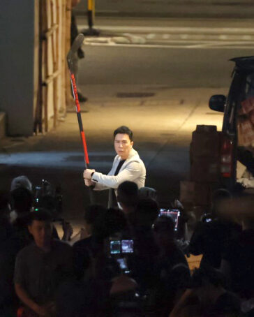 Hậu trường Chân Tử Đan đóng The Prosecutor. Ảnh: Mtime