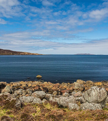 Đảo Gruinard (trái) được chụp với khoảng cách an toàn từ vùng Inner Hebrides, phía tây Scotland. Ảnh: PaulR1800/Flickr