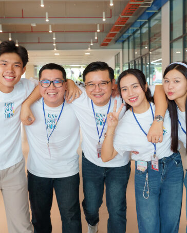 Từ trái qua: diễn viên Hùng Anh - vai Quý Ròm, Nhật Linh - vai Tiểu Long, vợ chồng đạo diễn Võ Thanh Hòa, Phương Duyên - vai Hạnh. Ảnh: Nam Nguyễn