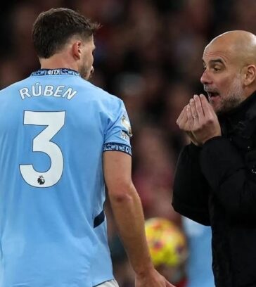 Ruben Dias nghe chỉ đạo từ HLV Pep Guardiola trong trận Man City thua Liverpool 0-2 trên sân Anfield, Anh ngày 1/12. Ảnh: AP